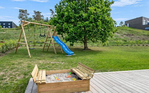 Gustaf - 800M from the Sea: Giardino, Tempo Libero, Plank, Latifoglie, Color Legno, Backyard, Landscaping, Prato, Attrezzatura Giochi All'Aperto, Cortile
