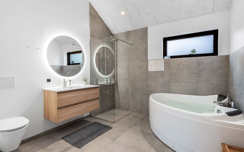 Gustaf - 800M from the Sea: Pavimentazione, Idraulico Fixture, Bagno, Pavimento, Interior Design, Lavello, Rubinetto, Mobiletto Del Bagno, Idraulico, Lavandino Del Bagno