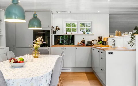 Bengta - from the Sea: Cucina, Elettrodomestico Da Cucina, Controsoffitto, Interior Design, Pavimentazione, Apparecchio Major, Mobilia, Legna, Cabinetry, Soffitto