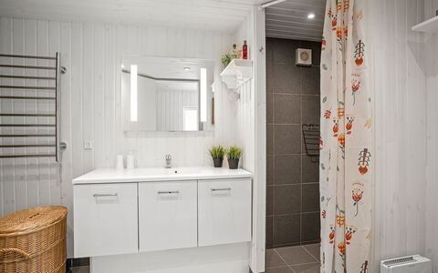 Nanne - from the Sea: Pavimentazione, Interior Design, Pavimento, Idraulico Fixture, Mobiletto Del Bagno, Lavello, Lavandino Del Bagno, Idraulico, Cabinetry, Camera