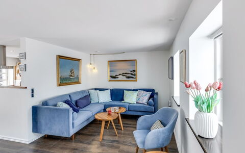 Domi - 200M from the Sea: Mobilia, Interior Design, Divano, Pavimentazione, Parete, Pavimento, Soggiorno, Legna, Soffitto, Camera