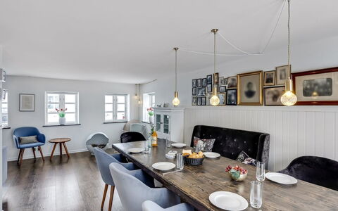 Domi - 200M from the Sea: Mobilia, Interior Design, Parete, Pavimentazione, Soffitto, Legna, Lampada, Tavolo, Sala Da Pranzo, Pavimento