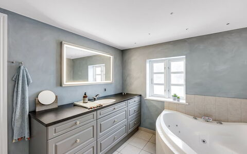Domi - 200M from the Sea: Pavimentazione, Pavimento, Idraulico Fixture, Bagno, Interior Design, Mobiletto Del Bagno, Idraulico, Rubinetto, Piastrella, Soffitto