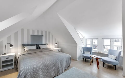 Domi - 200M from the Sea: Camera Da Letto, Interior Design, Letto, Soffitto, Bedding, Pavimentazione, Pavimento, Lenzuolo, Biancheria, Casa