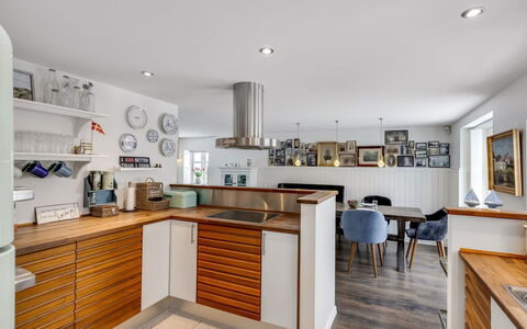 Domi - 200M from the Sea: Mobilia, Interior Design, Pavimentazione, Cucina, Controsoffitto, Cabinetry, Legna, Pavimento, Soffitto, Elettrodomestico Da Cucina