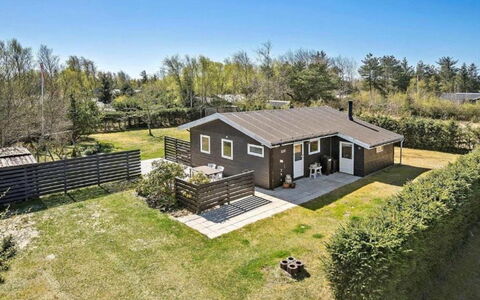 Steinunn - 2.9Km from the Sea: Costruzione, Casa, Finestra, Casa, Tetto, Zona Residenziale, Arbusto, Villetta, Lotto
