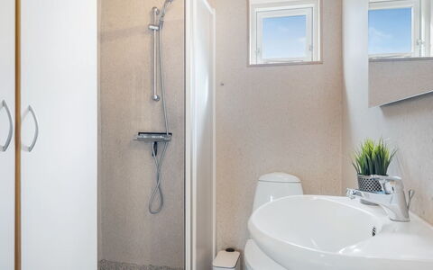 Odlef - 110M to the Fjord: Idraulico Fixture, Bagno, Parete, Pavimentazione, Pavimento, Interior Design, Lavello, Gabinetto, Rubinetto, Lavandino Del Bagno