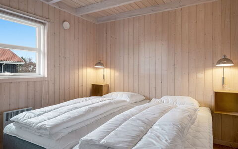 Nomi - 100M from the Sea: Camera Da Letto, Parete, Legna, Letto, Lenzuolo, Bedding, Soffitto, Pavimento, Pavimentazione, Telaio Del Letto