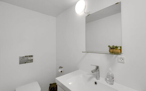 Emma - 700M from the Sea: Bagno, Interior Design, Idraulico Fixture, Parete, Lavandino Del Bagno, Pavimentazione, Lavello, Pavimento, Rubinetto, Specchio