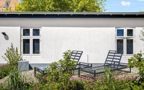 Emma - 700M from the Sea: Casa, Materiale Composito, Porta, Mobili Da Esterno, Estate, Shade, Giardino, Cortile, Calcestruzzo, Cortile