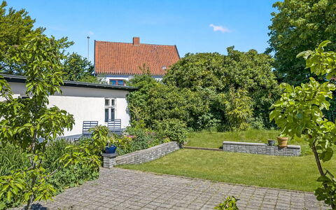 Emma - 700M from the Sea: Erba, Arbusto, Giardino, Zona Residenziale, Casa, Casa, Lotto, Groundcover, Estate