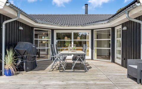 Oddvar - 400M from the Sea: Casa, Tetto, Casa, Porta, Villetta, Shade, Giardino, Groundcover, Portico, Cortile