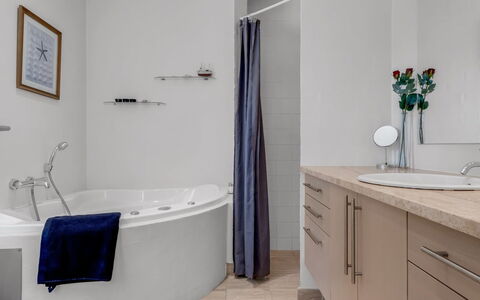 Verner - 990M from the Sea: Bagno, Interior Design, Idraulico Fixture, Pavimentazione, Pavimento, Vasca Da Bagno, Rubinetto, Lavello, Idraulico, Specchio