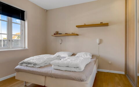 Verner - 990M from the Sea: Letto, Mobilia, Camera Da Letto, Parete, Pavimento, Interior Design, Legna, Pavimentazione, Bedding, Lenzuolo