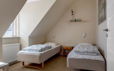 Verner - 990M from the Sea: Letto, Pavimento, Camera Da Letto, Pavimentazione, Interior Design, Parete, Bedding, Lenzuolo, Legna, Mobilia