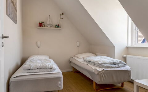 Verner - 990M from the Sea: Letto, Camera Da Letto, Pavimento, Interior Design, Parete, Pavimentazione, Legna, Bedding, Mobilia, Lenzuolo