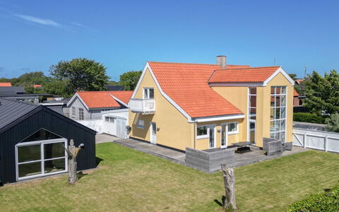 Meike - 700M from the Sea: Casa, Tetto, Casa, Villetta, Capannone, Edifici Giardino, Raccordo, Cortile, Log Cabin, Capanna