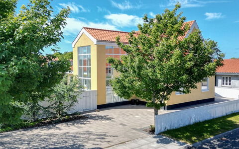 Meike - 700M from the Sea: Casa, Tetto, Casa, Villetta, Capannone, Edifici Giardino, Raccordo, Cortile, Log Cabin, Capanna