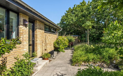 Segut - 300M from the Sea: Tetto, Casa, Casa, Villetta, Porta, Raccordo, Deck, Portico, Plank, Latifoglie