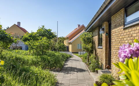 Segut - 300M from the Sea: Tetto, Casa, Casa, Villetta, Porta, Raccordo, Deck, Portico, Plank, Latifoglie