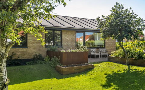 Segut - 300M from the Sea: Tetto, Casa, Casa, Villetta, Porta, Raccordo, Deck, Portico, Plank, Latifoglie