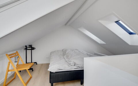 Henritte - 200M from the Sea: Legna, Soffitto, Interior Design, Pavimentazione, Pavimento, Attico, Camera Da Letto, Mobilia, Camera, Letto