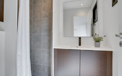Henritte - 200M from the Sea: Pavimentazione, Parete, Interior Design, Pavimento, Idraulico Fixture, Bagno, Mobiletto Del Bagno, Casa, Camera, Idraulico