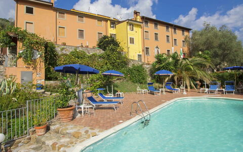 Massarosa 890: Acqua, Nube, Pianta, Cielo, Costruzione, Proprietà, Località Balneare, Piscina, Azzurro, Finestra