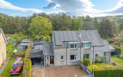 Cannich Cottage: Albero, Casa, Casa, Arbusto, Villetta, Estate, Foresta, Larice, Woodland