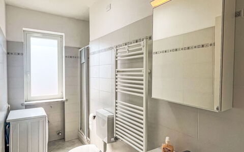 Alessandro: Pavimentazione, Parete, Pavimento, Idraulico Fixture, Interior Design, Bagno, Gabinetto, Toilet Seat, Camera, Idraulico