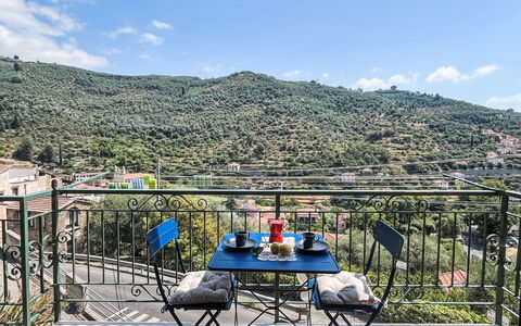 Alessandro: Balcone, Sedia, Mobili Da Esterno, Tavolo Esterno, Pianta Della Casa, Tavolino Da Caffè, Recinzione, Eco Hotel, Cucina & Sala Da Pranzo Tavolo, Vaso Di Fiori
