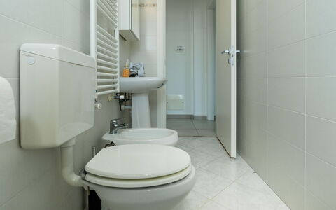 Alessandro: Toilet Seat, Bagno, Gabinetto, Idraulico Fixture, Lavello, Pavimentazione, Interior Design, Lavandino Del Bagno, Pavimento, Idraulico