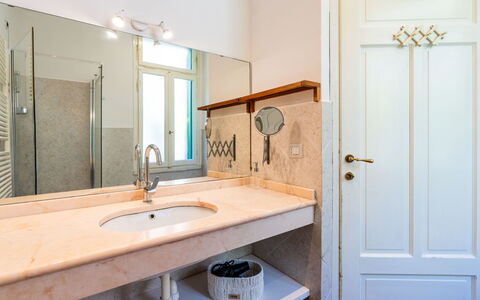 Villa Cristina: Lavandino Del Bagno, Parete, Idraulico Fixture, Pavimentazione, Lavello, Legna, Pavimento, Rubinetto, Bagno, Interior Design