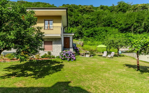 Family Home: Giardino, Prato, Cortile, Landscaping, Agriturismo, Backyard, Piantagione, Hacienda, Villa