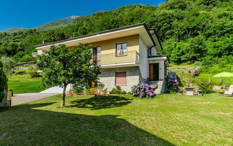 Family Home: Geografia Montane, Montagna, Collina, Highland, Hill Station, Area Rurale, Catena Montuosa, Valle, Giardino, Prato