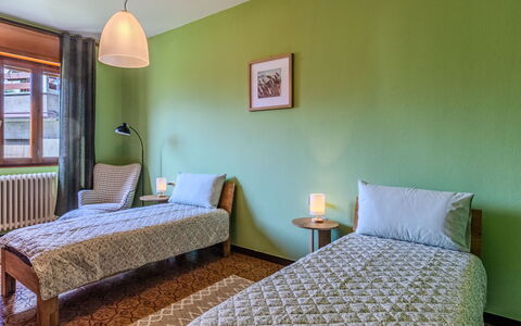 Family Home: Letto, Camera Da Letto, Pavimento, Pavimentazione, Lenzuolo, Parete, Bedding, Interior Design, Legna, Mobilia