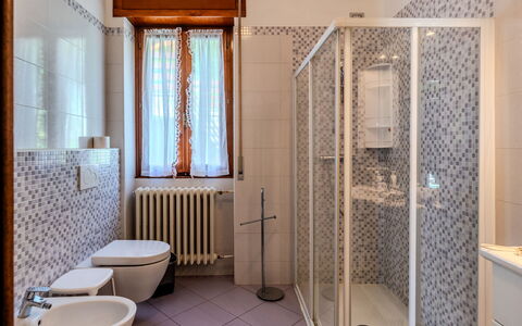 Family Home: Pavimentazione, Pavimento, Idraulico Fixture, Interior Design, Bagno, Idraulico, Rubinetto, Piastrella, Camera, Lavello