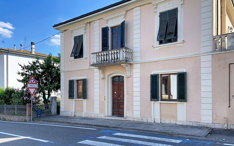 Lucia e Francesco: Finestra, Costruzione, Porta, Facciata, Quartiere, Casa, Zona Residenziale, Casa, Insediamento Umano, Modanatura