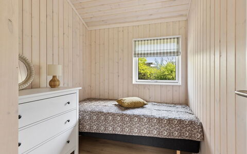 Ingalil - 825M from the Sea: Pavimentazione, Camera Da Letto, Legna, Pavimento, Interior Design, Letto, Soffitto, Mobilia, Camera, Lenzuolo
