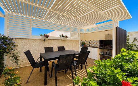 A Casa di Chica: Mobilia, Shade, Mobili Da Esterno, Soffitto, Terrazza, Eco Hotel, Sedia, Giardino, Balcone, Tavolo Esterno