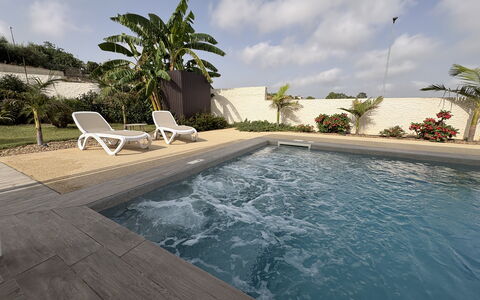 A Casa di Chica: Piscina, Materiale Composito, Ricorrere, Giochi D'Acqua, Landscaping, Mobili Da Esterno, Vaso Di Fiori, Calcestruzzo, Estate
