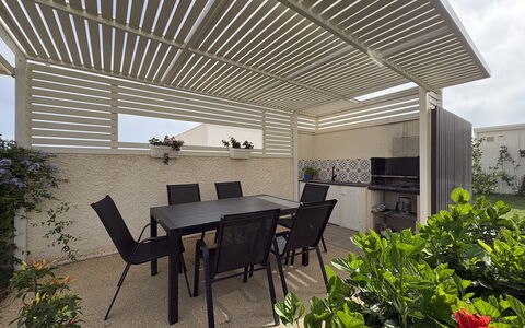 A Casa di Chica: Mobilia, Mobili Da Esterno, Shade, Soffitto, Terrazza, Struttura Esterna, Tavolo Esterno, Sedia, Giardino, Pergola