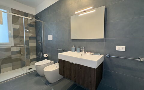 A Casa di Chica: Bagno, Idraulico Fixture, Pavimentazione, Interior Design, Lavandino Del Bagno, Pavimento, Lavello, Gabinetto, Specchio, Rubinetto