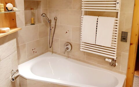 Casa Allgäu: Bagno, Idraulico Fixture, Pavimentazione, Interior Design, Vasca Da Bagno, Pavimento, Rubinetto, Idraulico, Piastrella, Gabinetto
