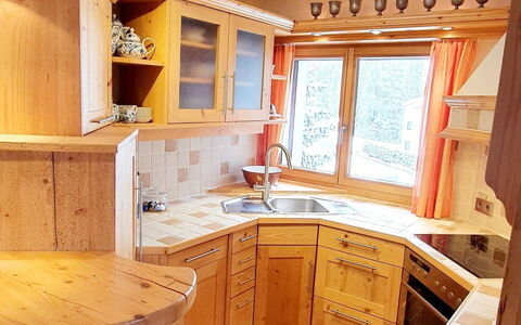 Casa Allgäu: Legna, Interior Design, Pavimentazione, Cabinetry, Mobilia, Soffitto, Color Legno, Pavimento, Controsoffitto, Cucina
