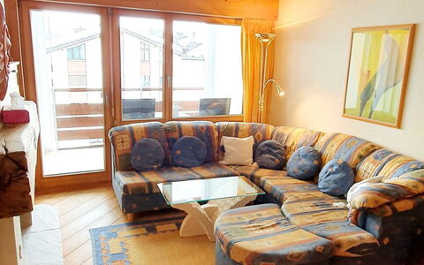 Casa Allgäu: Mobilia, Interior Design, Divano, Pavimentazione, Pavimento, Legna, Soggiorno, Camera, Illuminazione, Casa