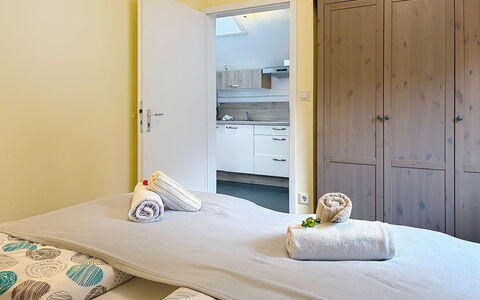 Petra: Interior Design, Letto, Mobilia, Camera Da Letto, Parete, Pavimento, Legna, Pavimentazione, Lenzuolo, Camera