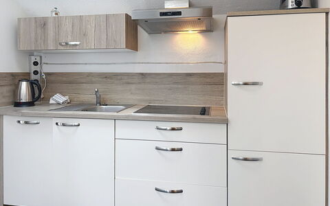Petra: Cabinetry, Controsoffitto, Cucina, Lavandino Della Cucina, Lavello, Interior Design, Idraulico Fixture, Elettrodomestico Da Cucina, Pavimentazione, Mobilia