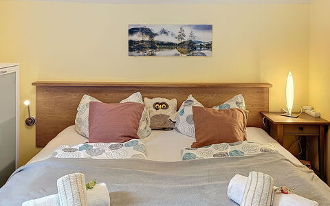 Petra: Letto, Mobilia, Camera Da Letto, Interior Design, Bedding, Lenzuolo, Biancheria, Legna, Pavimento, Camera