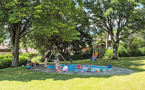 Petra: Ricreazione, Tempo Libero, Spazio Pubblico, Bambino, Attrezzatura Giochi All'Aperto, Divertimento, Giocare, Giardino, Prato